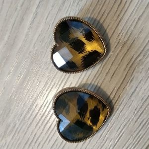 Stunning outfit maker Gold leopard heart stud earrings